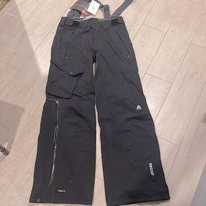 Women’s size small Recco snow pants.